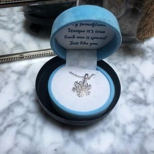 NWOT - Snowflake Necklace